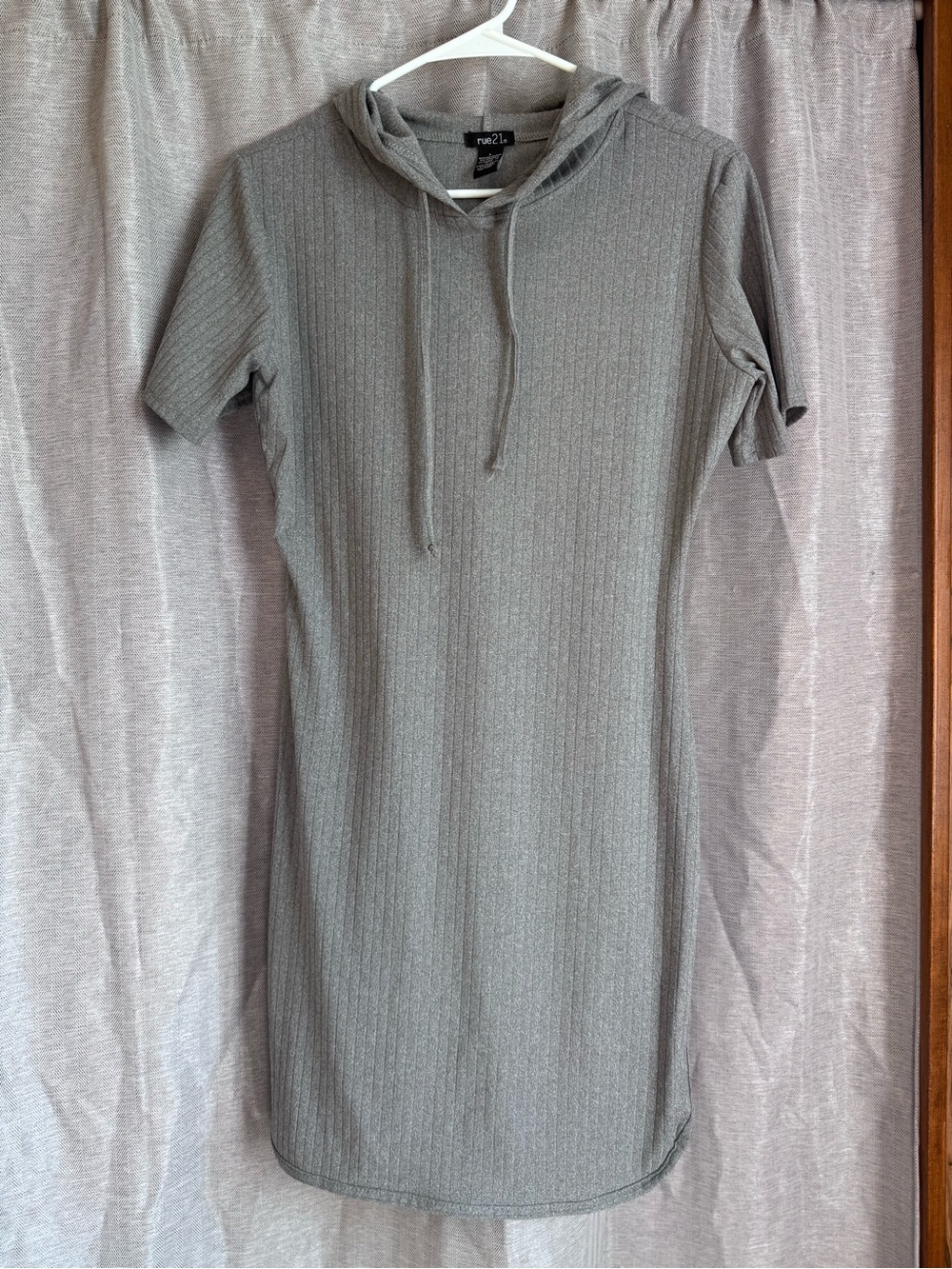 Rue21 Gray Short-Sleeve Hooded Midi Dress